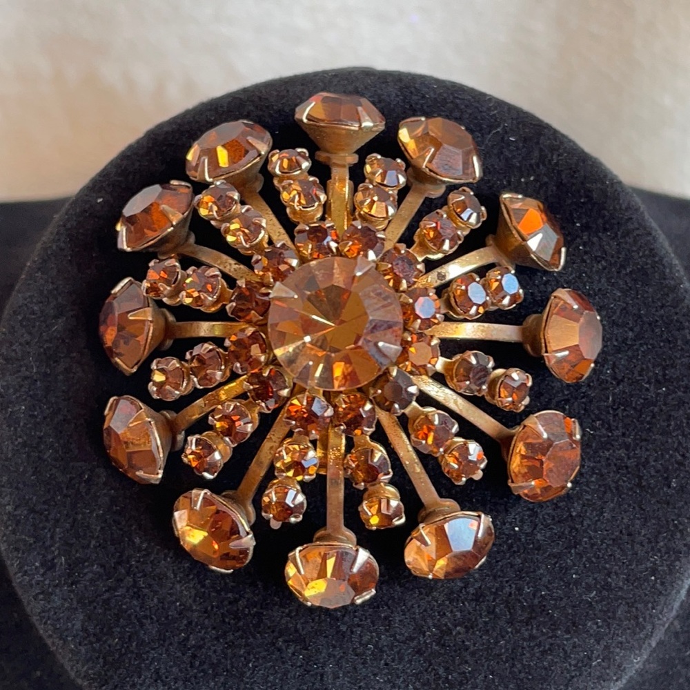 Gorgeous amber and copper colored round brooch 2”